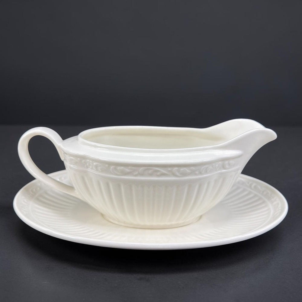 Mikasa Italian Countryside DD900 Gravy Boat and Underplate Saucer Set White